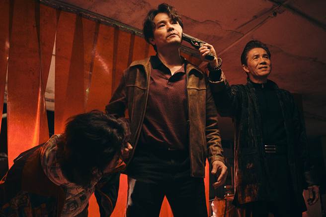 林家栋（中）和太保（右）带来充满港味的黑道动作电影。（CATCHPLAY提供）