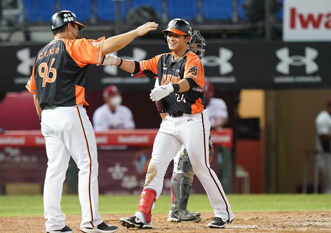 統一獅隊陳傑憲（右）敲出本季第2轟。（中職提供）