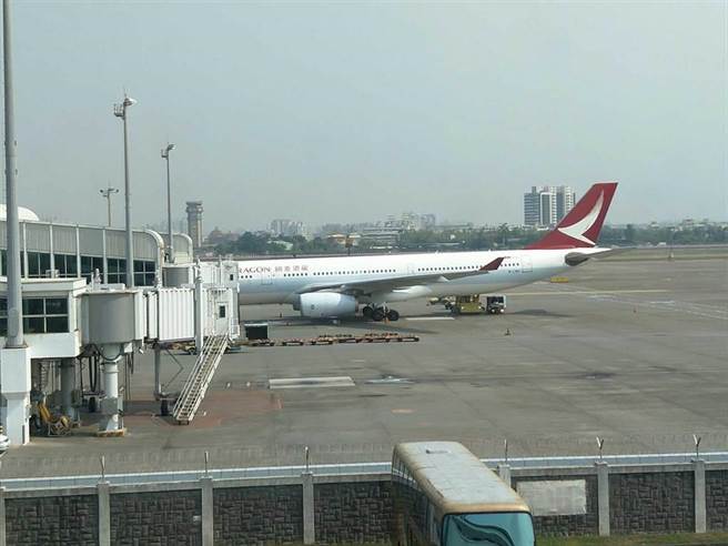 高雄陈姓女子自香港搭机入境高雄，随身带着机上发给的猪肉卷未申报遭罚20万元，一审判她免罚，但二审认定她未按规定申报，改判她败诉，全案确定。（本报资料照片／袁庭尧高雄传真）