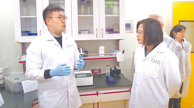 图为蔡英文总统2020年前往「高端疫苗公司」参观。（总统府提供）