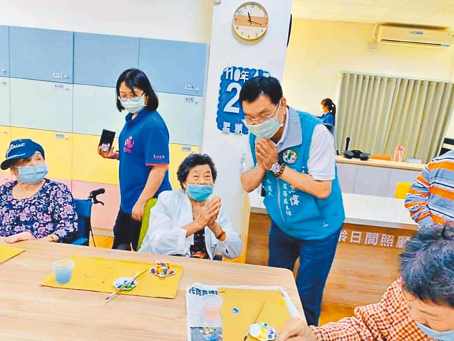 立委邱志伟子弟兵陈庆鸿（右二）有意参选2022高雄大冈山地区议员选战。（陈庆鸿提供／柯宗纬高雄传真）