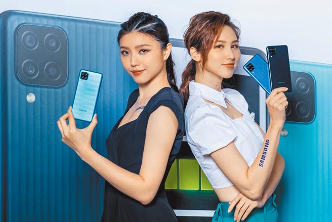 三级警戒打趴手机买气，6月创下36.2万台的窒息量，仅万元以下中阶机款稍有热度。图为台湾三星发表Galaxy M12。（三星提供）