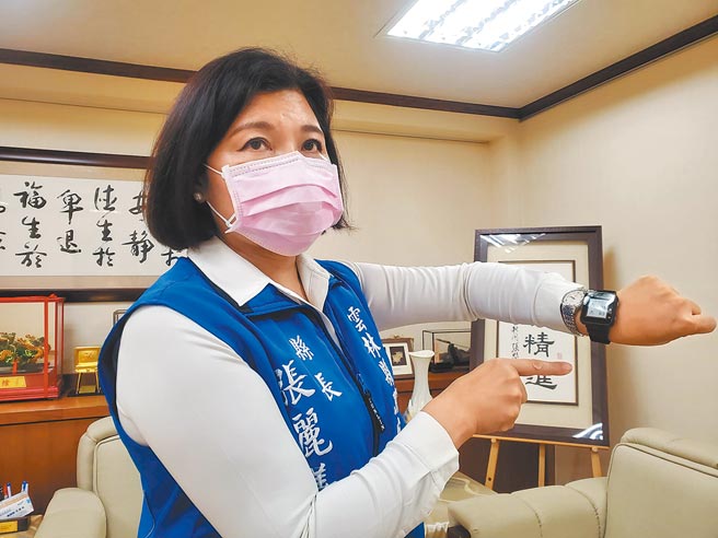 云林县府6月起提供200支「云林D＋安心血氧量测手表」给被匡列居家隔离的民眾佩戴，侦测心律、血氧量。（本报资料照片）