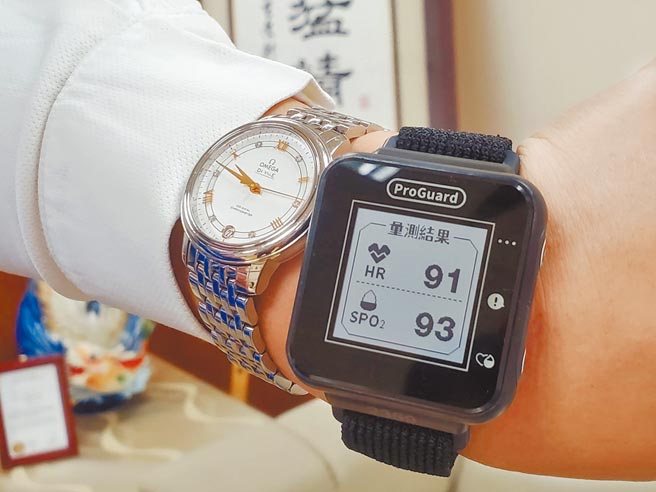 云林县府6月起提供200支「云林D＋安心血氧量测手表」给被匡列居家隔离的民眾佩戴，侦测心律、血氧量。（本报资料照片）