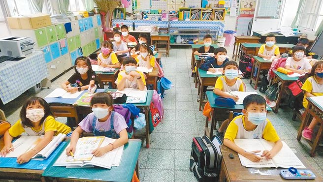 台北市長柯文哲日前在訪談節目中拋出「線上線下混合班」的想法，引發反彈。圖為學童上課示意圖，非新聞當事人。（本報資料照片）