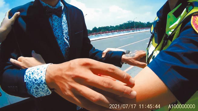 黃男穿西裝打領結意圖跳海輕生，警方獲報趕赴現場勸說。（讀者提供／程炳璋台南傳真）全國各縣市安心專線1925