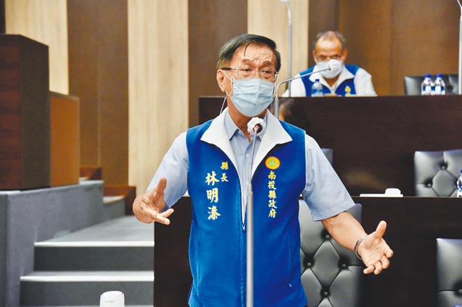 南投县被中央点名疫苗施打率垫底，县长林明溱反批中央挟怨报復。（廖志晃摄）