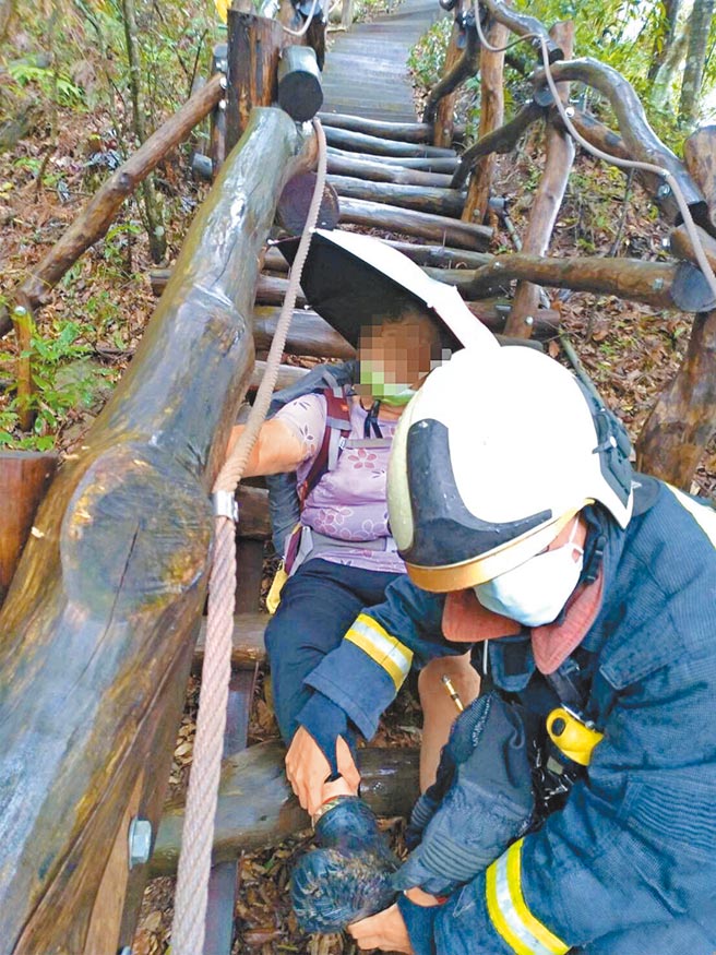 6旬庄姓两姊妹被落雷吓到跌倒在地受伤，意识清楚，消防人员将两人送医医治。（台中市消防局提供／陈淑娥台中传真）