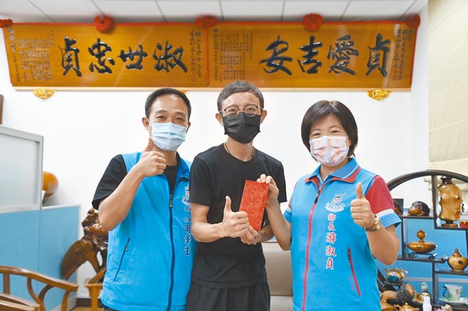 花莲慈恩国际艺术村执行长吴宥漆（图中）将幼稚园拆除的钢骨结构和建设素材变卖所获的1万1千元，全数捐赠吉安乡仁爱救助基金，协助他们持续关怀弱势。（吉安乡公所提供／罗亦晽花莲传真）