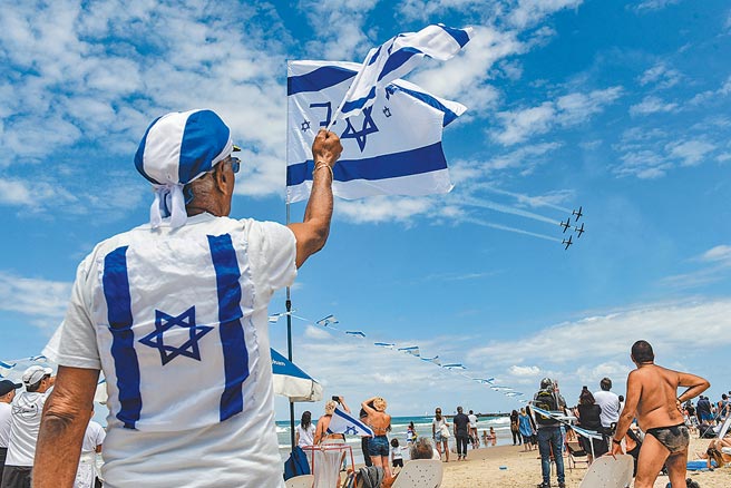 由《華盛頓郵報》等17家國際媒體聯手進行的調查報導指出，以色列網路情報公司NSO集團（NSO Group）向一些專制政府出售一款名為「飛馬」（Pegasus）的手機間諜軟體，使許多維權人士、記者、律師、甚至各國的政要成了監控目標。圖為以色列2019年5月9日慶祝獨立日。（新華社）