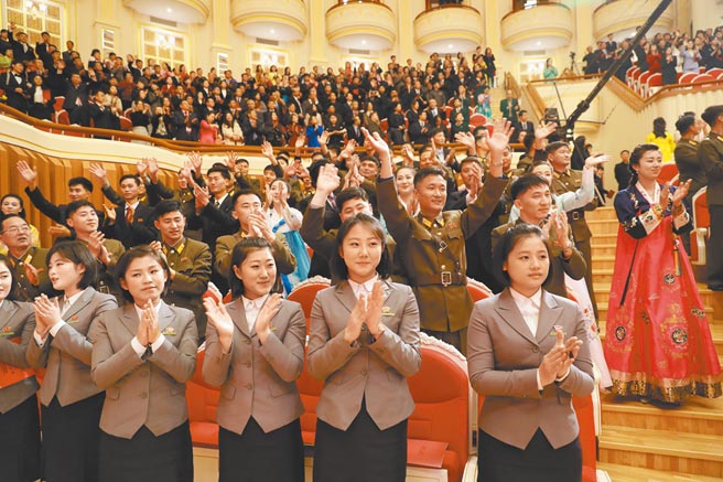 中国国家大剧院交响乐团2019年访问平壤时，受到当地观眾热烈欢迎。为防止南韩「腐朽、颓废」的资产阶级文化渗透，北韩当局颁令禁止民眾追逐南韩流行时尚、髮型和音乐，女性也不准用「欧巴」称呼男友、老公。（新华社资料照片）