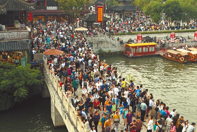 大陆人均社会消费品零售总额排名冠军由南京以人民币7.73万元拿下，超越北京、上海。图为南京夫子庙景区。（中新社）