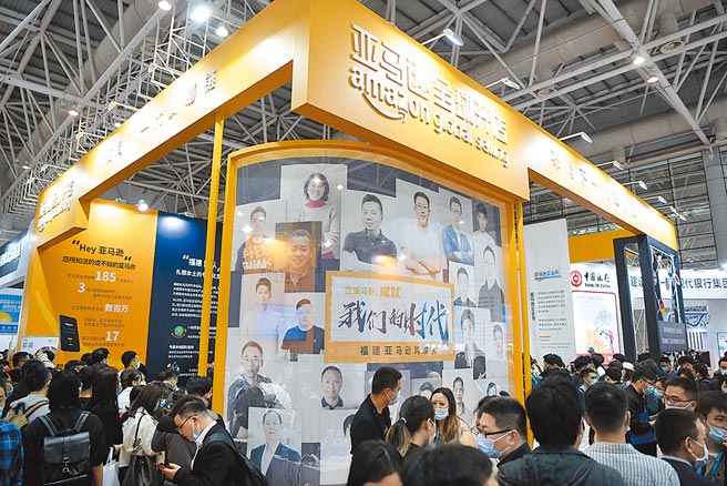 首届中国跨境电商交易会在福州举行，吸引全球跨境电商行业大咖参展。（中新社）