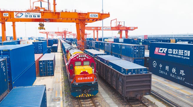 大陆国家发改委发言人金贤东表示，中欧班列今年上半年共开行7323列，比去年同期增长43％，连续14个月保持在千列以上。（中新社）