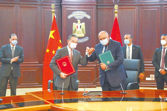 中国国务委员兼外长王毅（前左）18日在阿拉曼与埃及外长舒克里（前右）共同出席中埃新冠疫苗合作生产项目实现100万剂量产仪式。图为双方签署协议。（新华社）