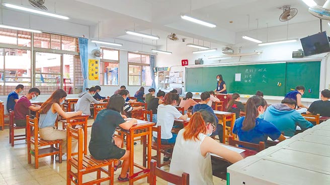 桃园市教育局以防疫考量、避免大规模移动，宣布全面停办高中以下教甄，540个正式教师缺额授权各校自聘代理老师，学校端满腹苦水，认为把问题丢给基层。（蔡依珍摄）