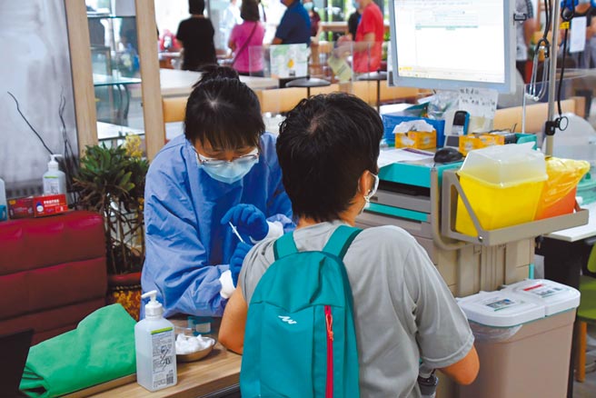 彰化县19日起一连4天，帮全县7384名国小教师和行政人员等教职员工施打AZ疫苗。（谢琼云摄）