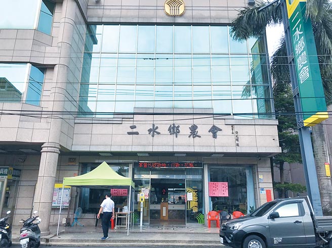 彰化县基层农会改选，有4个乡镇农会总干事进行第二轮遴聘作业，预计月底前可完成；其中又以鹿港、二水竞争较激烈。（谢琼云摄）