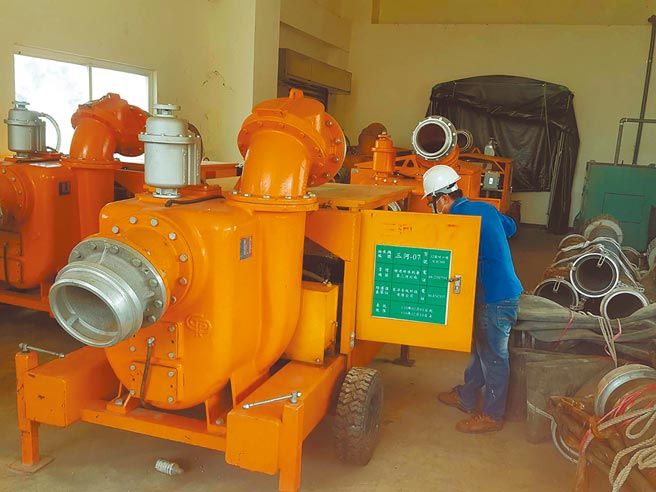 烟花颱风即将来袭，水利署第三河川局积极投入防汛整备；其中工作人员预先对移动式抽水机检查及维护，确保上阵后发挥最大功效。（第三河川局提供／黄国峰台中传真）