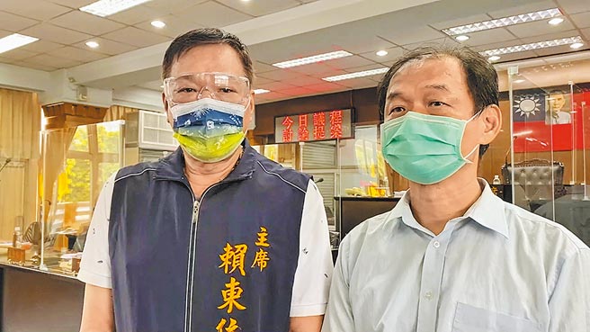 员林市代会主席赖东位（左）出面驳斥，表示业务费可受公评，绝无自肥。（吴建辉摄）