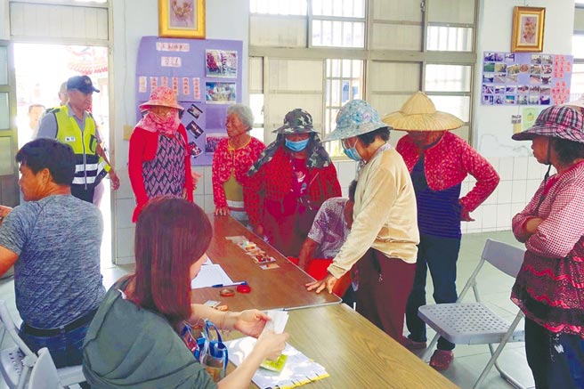 嘉义县重阳敬老金发放多年，多数长辈已习惯到指定地点领红包，申请匯款比例仅1成。（嘉义县政府提供／吕妍庭嘉义传真）