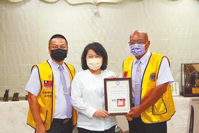 嘉义市长黄敏惠（中）19日回赠感谢状给朱信吉（右）、嘉泰狮子会长吴明凯（左），感谢他们的捐赠智慧测温消毒机，让嘉义市立殡仪馆防疫再升级。（嘉义市政府提供／吕妍庭嘉义传真）