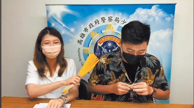 高市少年队派出最强「叫卖哥」联手最甜美「宣导师」，以防诈常识为主题直播开讲，宣导青少年防诈、勿当车手观念。（高雄市少年队提供／石秀华高雄传真）