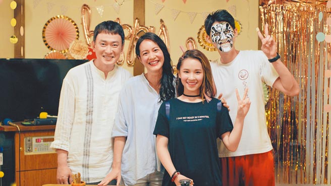 《神之乡》主角王识贤（左起）、Janet、卢以恩、李玉玺一家人短暂团圆齐聚。（东森、映画提供）