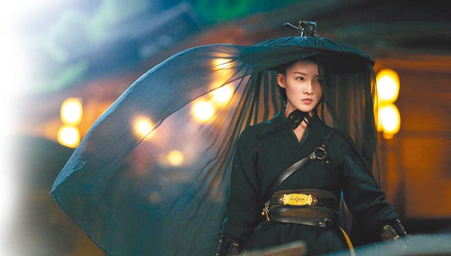 李沁在《锦绣南歌》最喜欢此斗笠造型。（中天娱乐台提供）