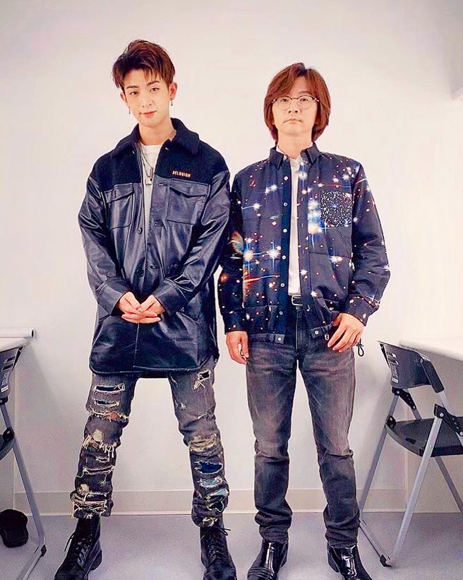 林隆璇（右）日前喜收儿子送的生日礼物。（青田音乐提供）