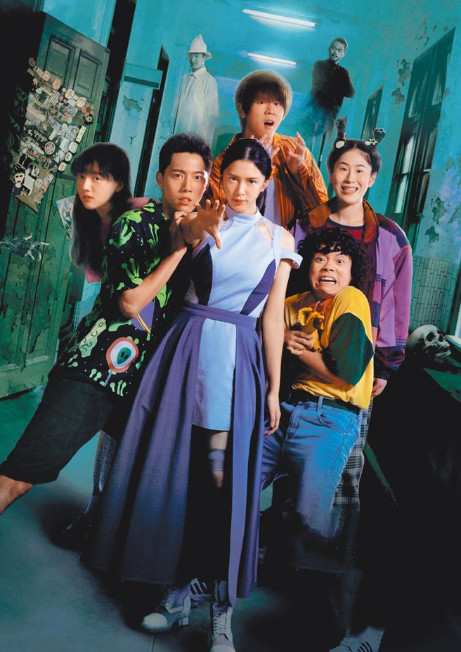 蔡凡熙（左二）、劉奕兒（中）主演的《超感應學園》主視覺曝光。（興揚電影提供）