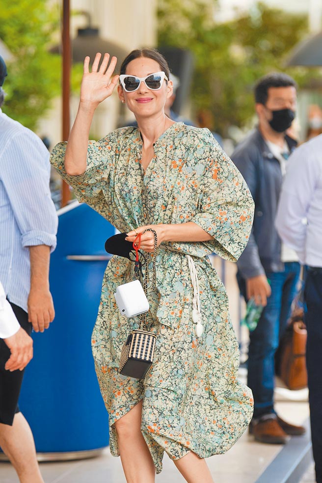 瑪莉詠柯蒂亞以Stella McCartney淺綠色碎花連衣裙於酒店前現身。（CFP）