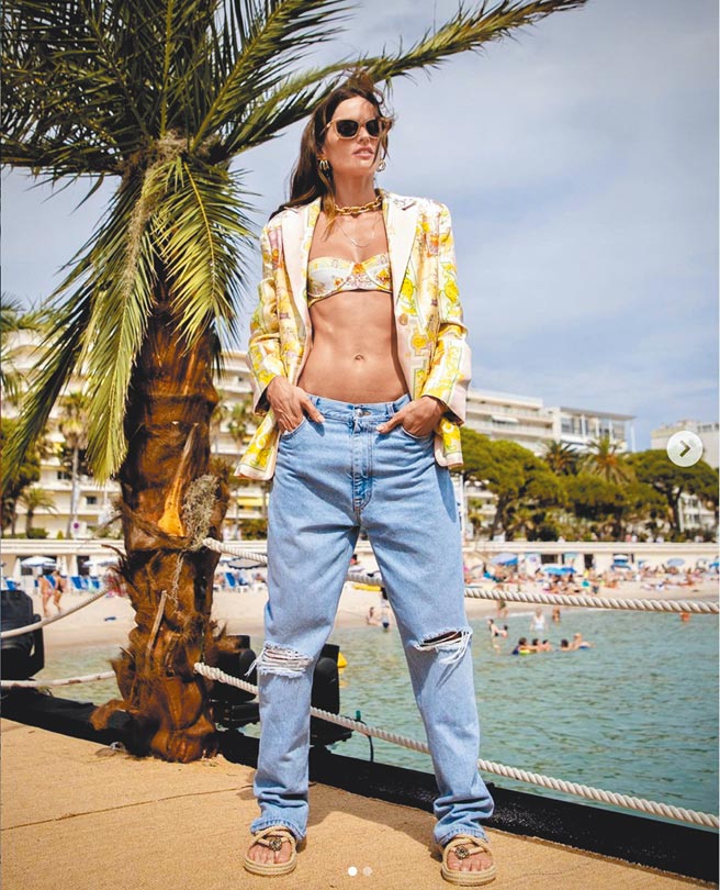 伊莎貝爾古拉特以Etro 2021春夏系列的印花西裝搭配同款Bra Top，自信秀出健美身材。（摘自IG）