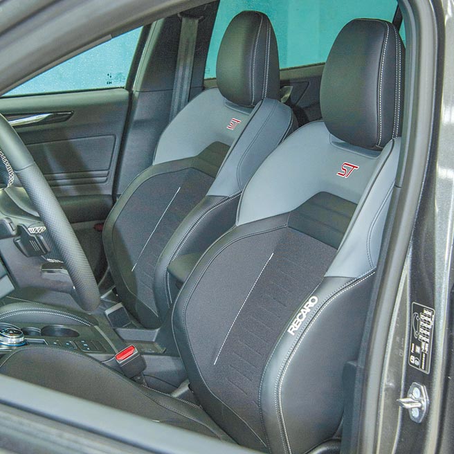 赛道级RECARO运动跑车座椅。（陈大任摄）