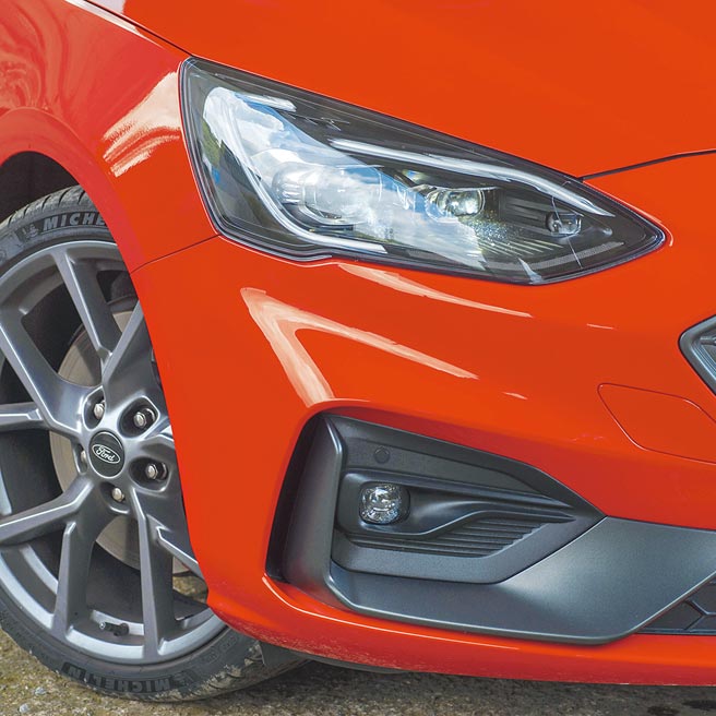 头灯造型显得杀气腾腾。（陈大任摄）