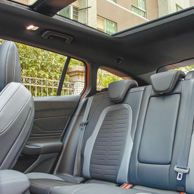 全景天窗让后座有好视野。（陈大任摄）