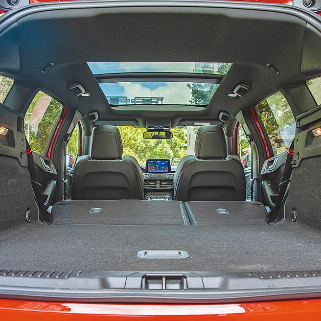 行李厢可扩充至1576L。（陈大任摄）