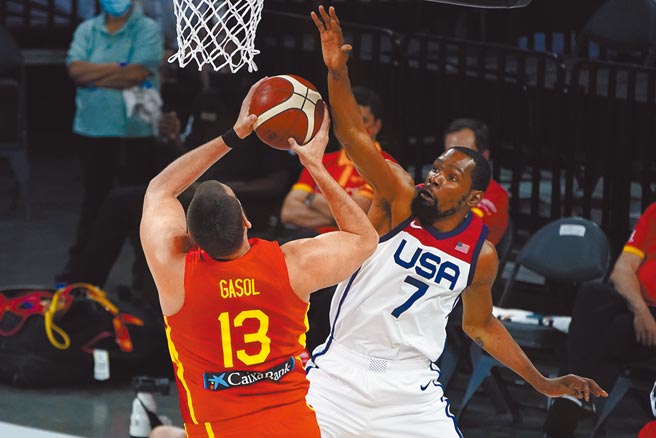 美国队杜兰特（右）防守西班牙球员马克盖索的进攻。（美联社）
