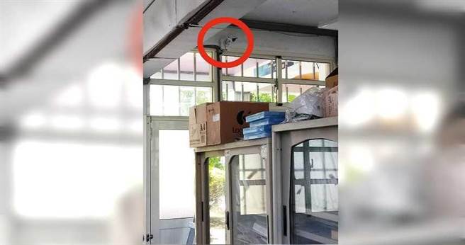 郭佳哲被控疑似为了揪出检举他的吹哨者，在教师休息室内架设好几支监视镜头，对着老师「录影存证」。（图／读者提供）