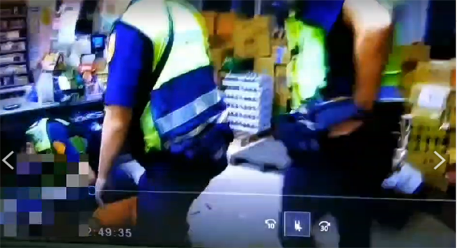怪搶匪持刀搶高雄超商，喊「沒錢就報警」3分鐘被逮。(戴志揚翻攝)

