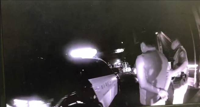 怪搶匪持刀搶高雄超商，喊「沒錢就報警」3分鐘被逮。(戴志揚翻攝)
