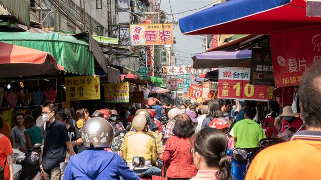 沈政男分享新加坡疫情状况，认为台湾若解封，口罩禁令应抓得更严，且台北须特别注意特种营业与市场。（图／Shutterstock）