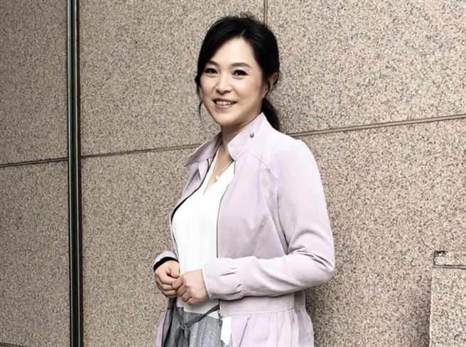 艺人张凤书挺过父亲罹癌的晴天霹雳惊恐瞬间，作为癌患家属，她体悟抗癌的5大安心秘诀。(图/天下生活出版提供)