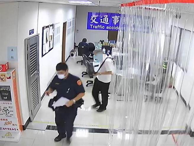 警方立即运用户役政系统搜寻符合失踪刘男年籍，让他即时返家奔丧。（警方提供）