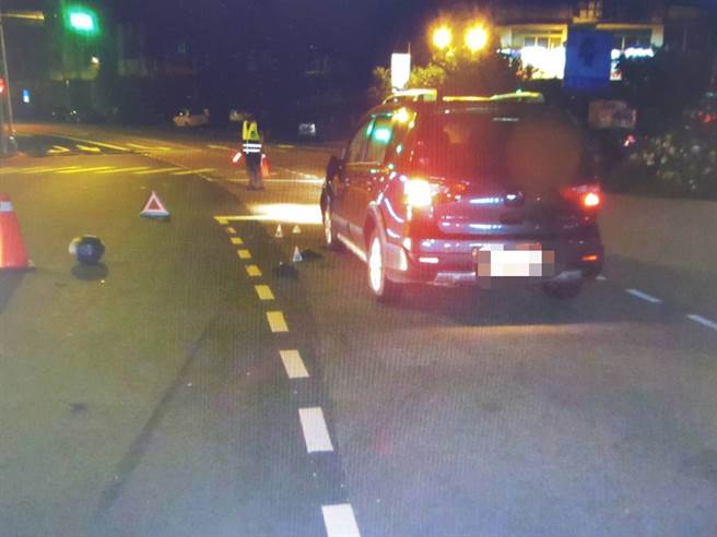 18岁张姓骑士的机车横倒在地，送医后重伤不治。（图／热心民眾提供）