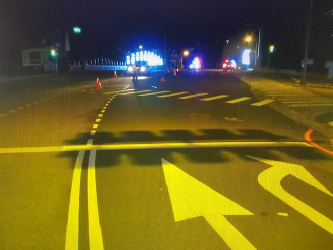 18岁张姓骑士的机车横倒在地，送医后重伤不治。（图／热心民眾提供）