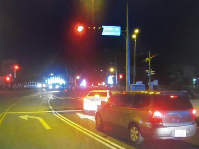 18岁张姓骑士的机车横倒在地，送医后重伤不治。（图／热心民眾提供）