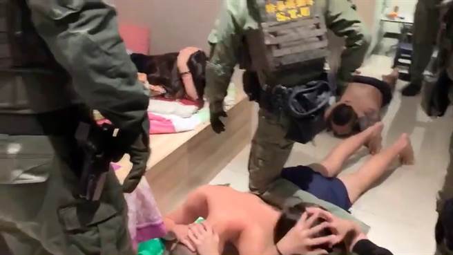 竹联帮明仁会掳人讨债，除暴特警强力攻坚逮捕7名帮眾。(戴志扬翻摄)