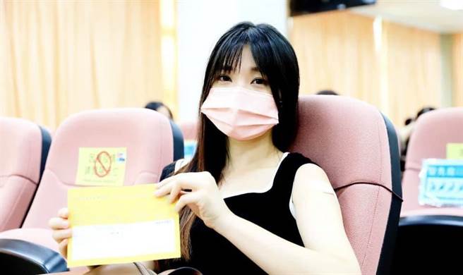 台南美女老师打疫苗，照片引网暴动，不少人狂喊想重读小学。（图／翻摄自黄伟哲脸书）