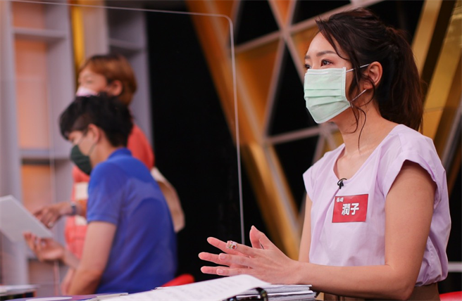 国兴卫视设「压克力隔板」彻底防疫。（国兴卫视提供）